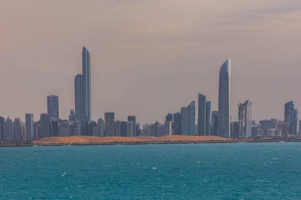 ألفا ظبي القابضة: 7.4 1مليار درهم إيرادات خلال الربع الأول